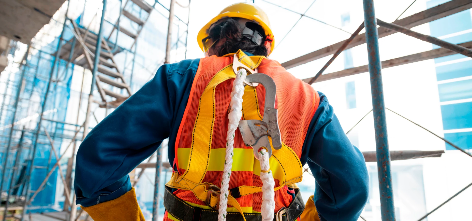 Vista posterior de hombre con equipo de seguridad