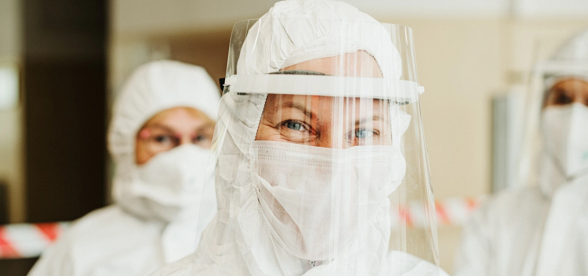 Gente usando mameluco descartable