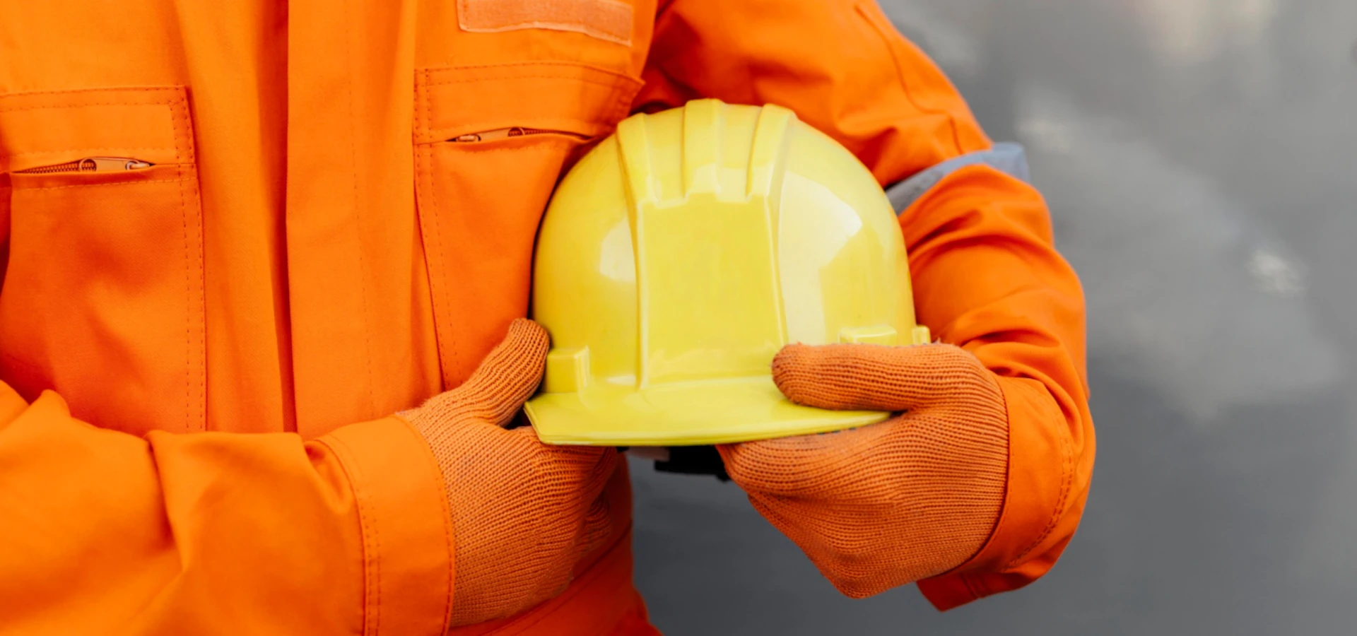 Vista frontal de un trabajador con uniforme y casco
